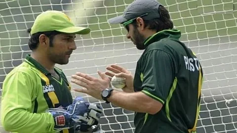Shahid Afridi Wants Sarfaraz to Give up Test Captaincy, Focus on ODIs