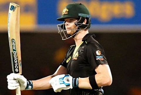 Steve Smith relays commentator’s input to Finch during 3rd T20I