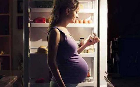 Night binge during pregnancy linked to weight gain