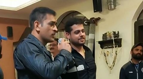 Mahendra Singh Dhoni seen humming tune of old Hindi song