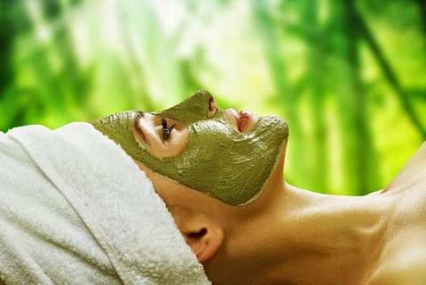 Beauty: Coriander leaves and turmeric powder face pack for blackheads