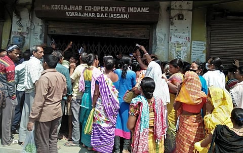 Ahead of Lockdown, People Queue up for LPG Cylinders