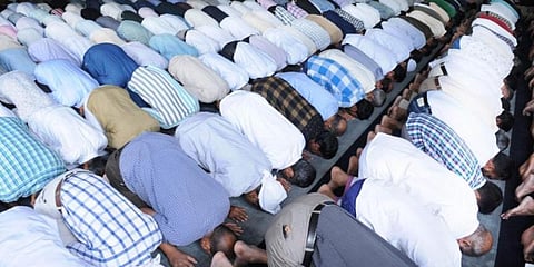 Shia sect of Muslims cancels Friday prayers