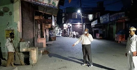 Nationwide lockdown: Man asks for samosas, gets the treat & punishment