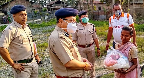 Countrywide lockdown: Darrang Police distribute food to needy people