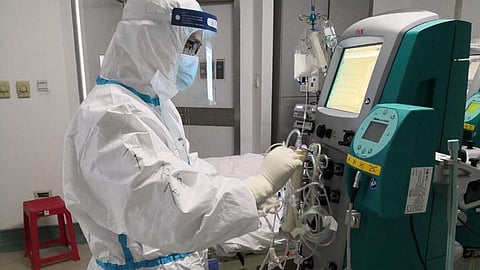 Researchers develop a wireless device to monitor COVID-19 patients