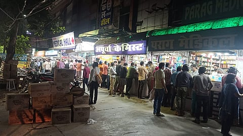 दुकानदारांची पालिका कर्मचाऱ्यांसोबत फिक्सिंग