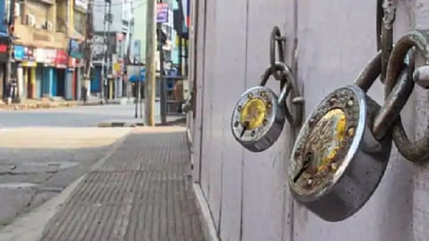 तुळजापुरात लॉकडाउनने बाजारपेठ ठप्प, अनेकांपुढे आर्थिक संकट