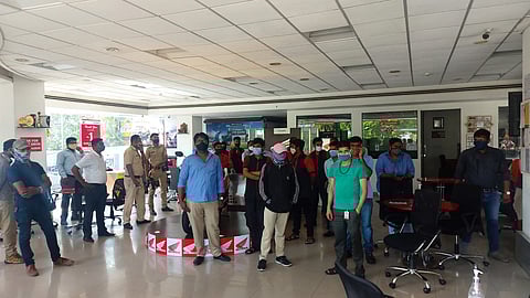 कोथरुडमध्ये नियम डावलून शोरुम चालू ठेवणाऱ्यांवर कारवाई