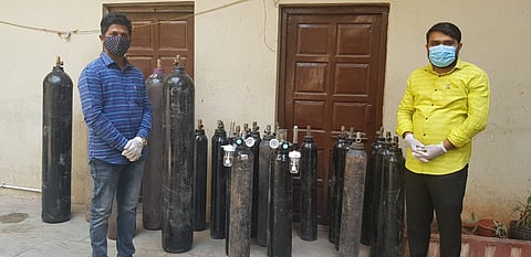 मोफत ऑक्सिजन देणारी 'माणसं' ; 3 लाखांची पदरमोड करून वाचवले 20 जणांचे प्राण