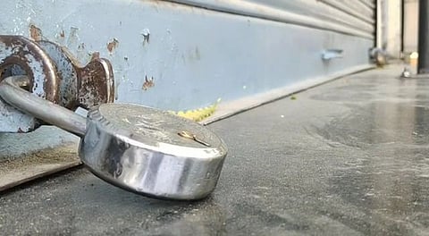 हॉटेल तुषार, कार केअर पेट्रोल पंपाला प्रत्येकी १० हजारांचा दंड