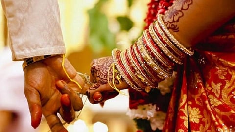 आता वाजवा! लग्नाची वरात पोहोचली डायरेक्ट पोलिस स्टेशनच्या दारात