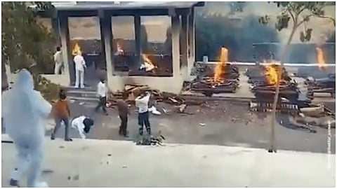 लखनऊ : उत्तर प्रदेशात कोरोनाचा मोठा उद्रेक झाला आहे. राज्यातील मोठ्या शहरांमधील स्माशनंही फुल्ल झाली असून मृतांचे कुटुंबीय आता अंत्यसंस्कारांसाठी मोकळ्या जागांचा शोध घेत आहेत.