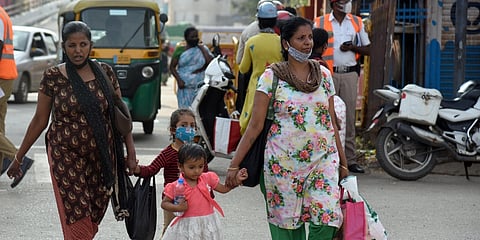 गावखेड्यात मास्कविनाच जनतेचा वावर; कोरोनाच्या संसर्गाने घेरले; काणाडोळा ठरतोय घातक