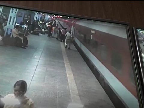 कौतुकास्पद!  सामान चढवताना अचानक घसरला वृद्धाचा पाय; आरपीएफ जवानानं वाचवला जीव