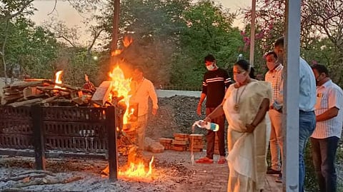 Parner tehsildar cremated the old man