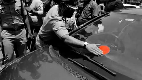 लाल स्टीकर्स असणारी वाहने धावणार सुसाट; जाणून घ्या कारण