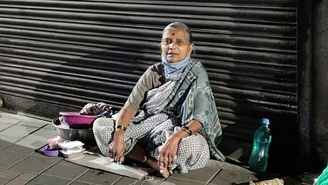 पोटची मुलं गेली पण आजी खचली नाही; नातवांसाठी राबण्याची जिद्द वाखाणण्याजोगी