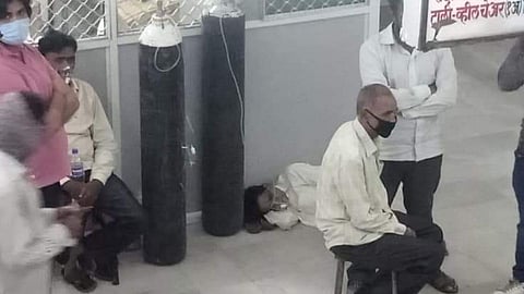 खाली जमिनीवरच झोपलेले रुग्ण