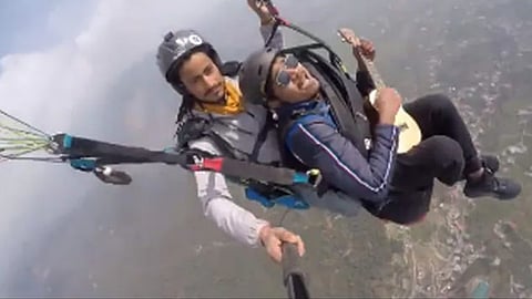 man sings maa tujhe salaam