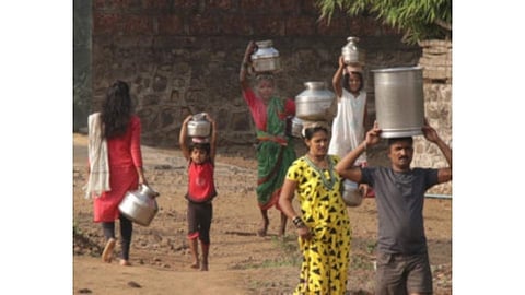 Video - 'पंधरा वर्षे डोक्यावरून पाणी ओढतोय; जीव जायची वेळ, तरी पाणी मिळेना'