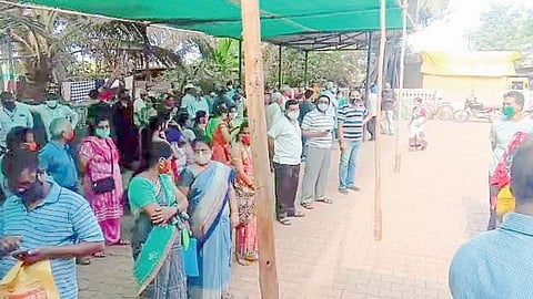 दुसऱ्या लाटेचा धसका: तासन्तास उभे राहूनही मिळेना लस