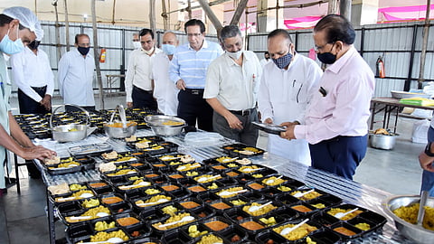 मोफत भोजन वाटपाचा स्तुत्य उपक्रम