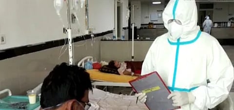 सलाम! दोन मुली अन् पत्नीला कोरोना, तरीही 'तो' लोकांसाठी झटतोय