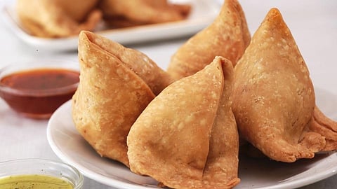 व्हेजिटेबल समोसाची वेगळी रेसिपी; एकदा नक्की ट्राय करा