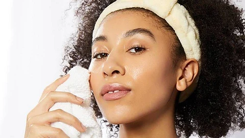 Skin Care Routine: चमकदार स्किन मिळवण्यासाठी सकाळी 'या' रुटीनला फॉलो करा