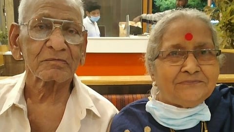 The parents of the former mayor of Baramati died on the same day