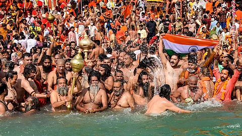 कोरोना संकटादरम्यान यावेळी कुंभमेळ्यातील आयोजन कालावधीत कपात करण्यात आली आहे.
