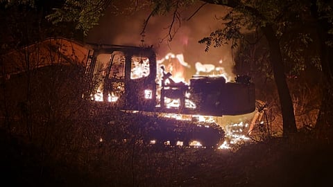'पोकलेन'चे स्फोट होऊन यंत्राचे तुकडे शरीरात घुसल्याने दोघांचा धक्कादायक मृत्यू