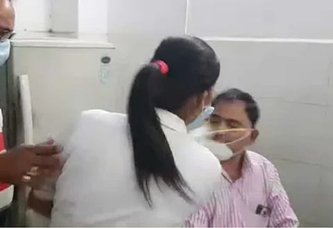 Viral Video : जिल्हा रुग्णालयात गोंधळ; नर्सनं लगावली डॉक्टरच्या कानशिलात