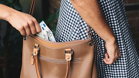 प्रवासादरम्यान गुंगीचा पेढा भरवून वरमाईला अडीच लाखांचा गंडा