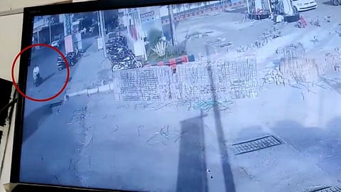 दुचाकीस्वारानं पोलिसाला नेलं फरफटत; वाकडमधील घटना