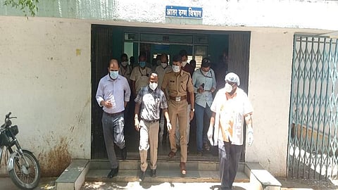 गेवराई (जि.बीड) : आयुक्त केंद्रेकरांनी उपजिल्हा रुग्णालयाला भेट देऊन कोरोना परिस्थितीचा घेतला आढावा.