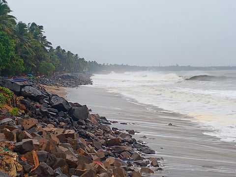 लाटांचे तडाखे अन ढासळणारे किनारे