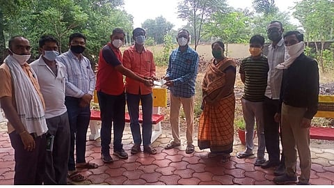 ऑक्सिजन पाईपलाइनसाठी ९० हजारांची मदत; माजी विद्यार्थ्यांचे दातृत्व