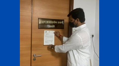 मुख्यमंत्र्यांच्या दालनाच्या दारावर चिकटवलं निवेदन