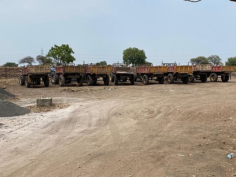 वाळू वाहतुक करणारे हेच ते ट्र्क्रर्स