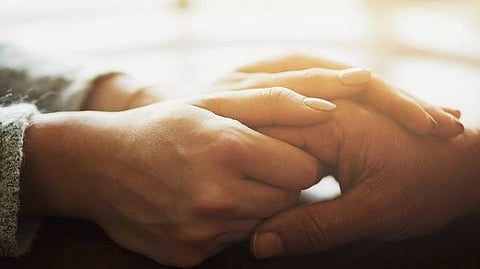 अंधारात बापासाठी मुलगीच बनतेय प्रकाशवाट !