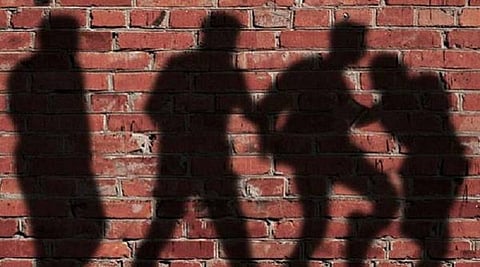 नववधूचा पदर दूर केल्यामुळे आरोग्य कर्मचाऱ्याला मारहाण