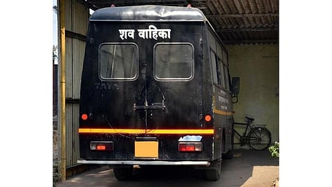 Video - शववाहिका चालकांची जिवावर बाजी; कोरोना मृतदेह स्मशानभूमीत नेण्याची शर्थ