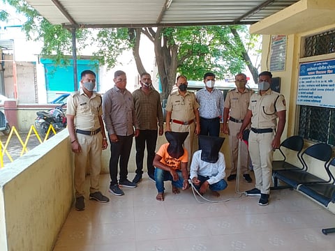 आळेफाटा (ता. जुन्नर) : पोलिसांच्या पथकाने अटक केलेले चोरटे.