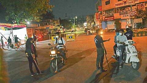 ए गाडी कडेला घे, कागदपत्रे दाखव; पोलिस मित्रांची दादागिरी