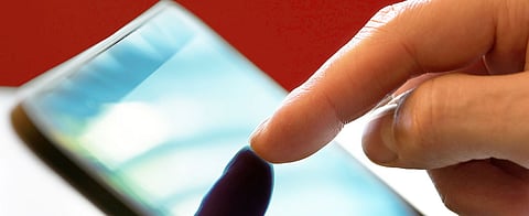 स्मार्टफोनचं टच काम करत नाहीये का? मग हे उपाय नक्की ट्राय करून बघा