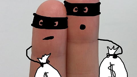 ग्राहकाच्या मृत्युनंतर बॅंक खात्यातील चोरले पैसे; विमानतळ पोलिसांकडून बँक अधिकाऱ्यांना अटक