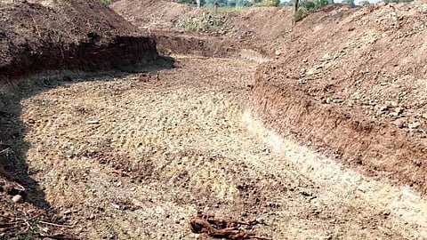 धुळे जिल्ह्यात नदी-नाले बंधारे खोलीकरणाला ब्रेक ?