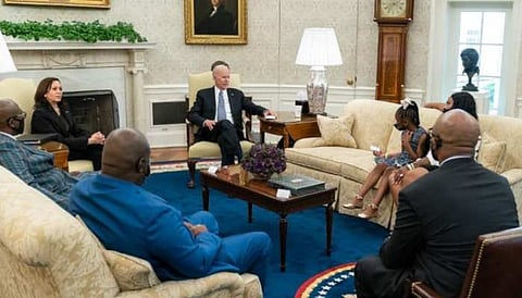 जॉर्ज फ्लॉइडच्या कुटुंबियांशी बायडन यांची व्हाईट हाऊसमध्ये भेट
